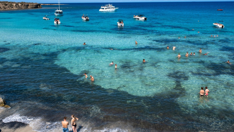 Turiști pe o plajă din Cipru.