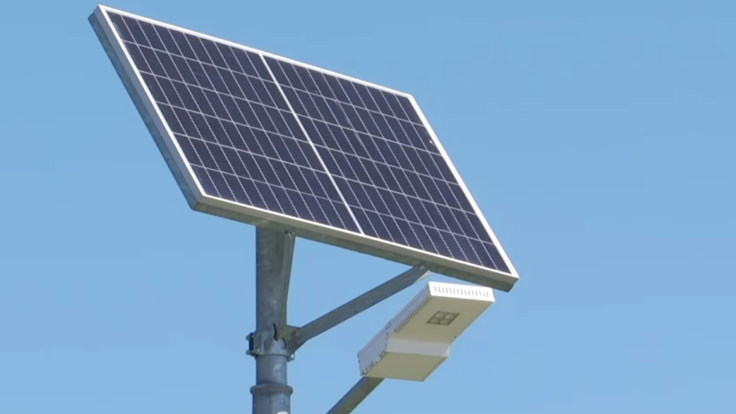 Panourile solare și becurile led montate pe DN6 la treceri la nivel cu calea ferată au început să dispară. Hoții, negăsiți de luni bune