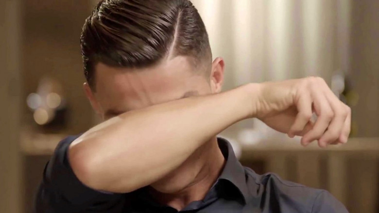Cristiano Ronaldo plânge și își acoperă fața cu mâna.