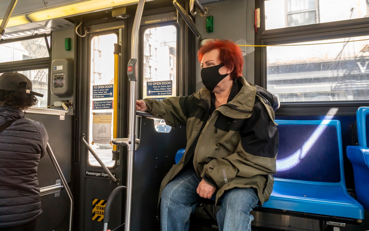 O judecătoare din SUA a anulat obligaţia de purta mască în transportul public