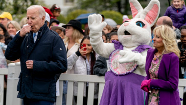 Joe Biden suflă în fluier alături de o persoană îmbrăcată în costum de iepure și de Jill Biden