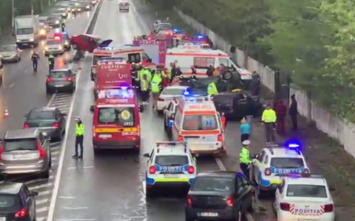 VIDEO. Accident grav pe DN1. Șase mașini sunt implicate, iar elicopterul SMURD a fost chemat să preia răniți