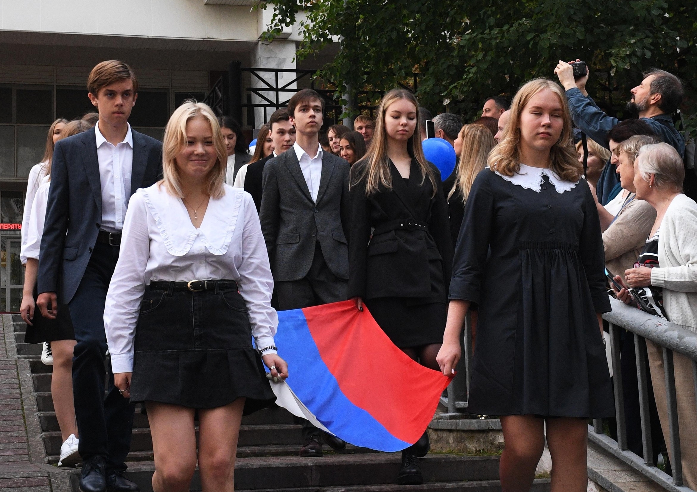 Elevii ruși vor trebui să cânte imnul și să arboreze steagul în fiecare săptămână. Istoria „patriotică" va fi predată de la clasa I