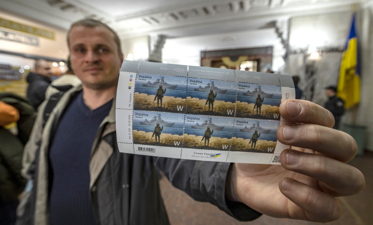 Ucrainenii stau şi câte 5 ore la coadă pentru a cumpăra timbre poştale cu crucişătorul Moskva, scufundat în Marea Neagră