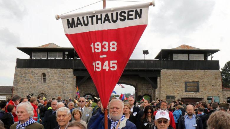 Oameni la comemorarea victimelor din lagărul nazist Mauthausen.