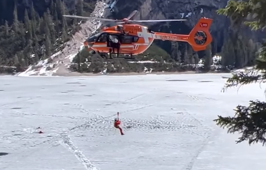 VIDEO. 14 turişti, între care şi un bebeluş, salvaţi după ce au căzut într-un lac îngheţat în Munţii Dolomiţi din Italia