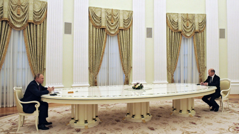 Putin și Scholz, discuții la o masă mare.