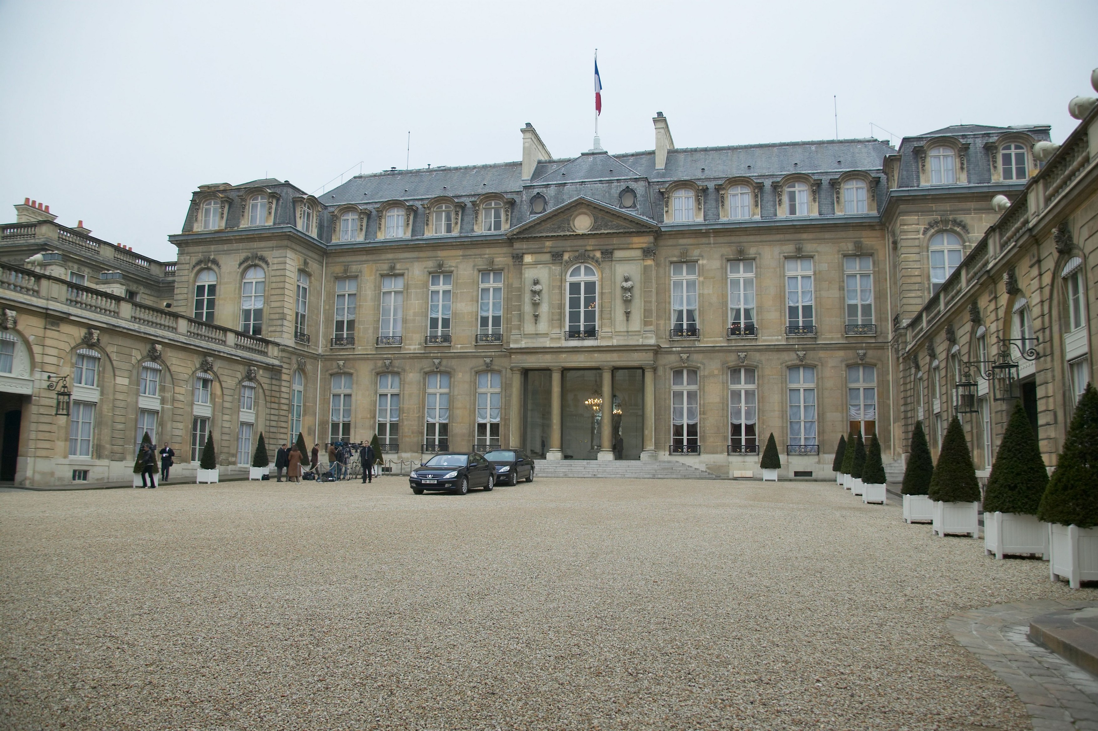 Furt în fieful lui Macron. Un majordom de la Palatul Elysee este acuzat că a sustras tacâmuri de argint în valoare de 40.000 de euro