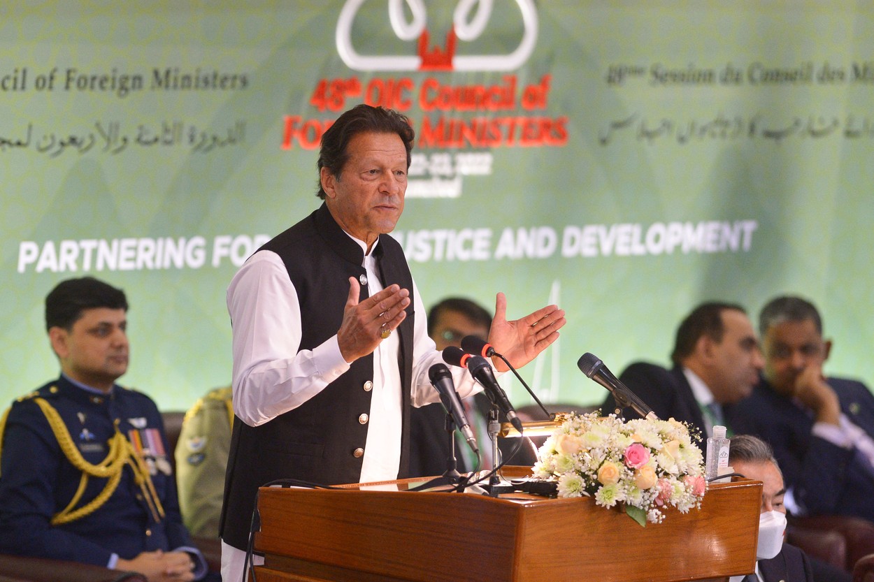 Premieră în Pakistan. Prim-ministrul Imran Khan, fostă vedetă a crichetului, a fost înlăturat de la putere prin moțiune de cenzură