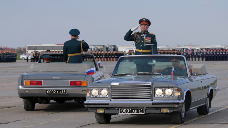 aleksandr dvornikov la o parada de ziua victoriei saluta stand in picioare intr-o masina decapotabila