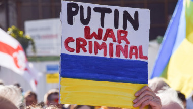 Afiș pe care scrie „Putin War Criminal” la un protest.