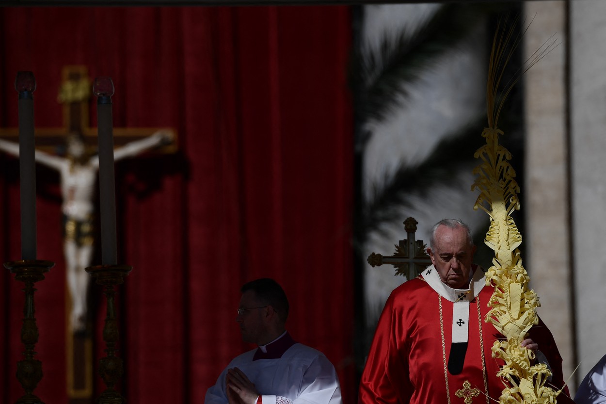 Papa Francisc: „Hristos e din nou răstignit în refugiaţii care fug de bombe cu copii în braţe, în soldaţii trimişi să-şi ucidă fraţii”