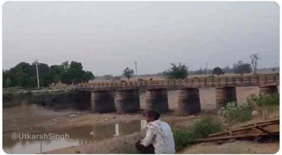 Hoții de fier vechi au furat un pod metalic de 20 de metri în India, în plină zi, pretinzând că sunt de la departamentul de irigații