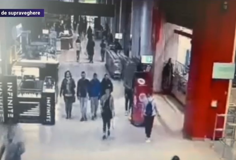 VIDEO. Momentul în care un tânăr fură, în văzul tuturor, un bancomat de criptomonede dintr-un mall din Timișoara