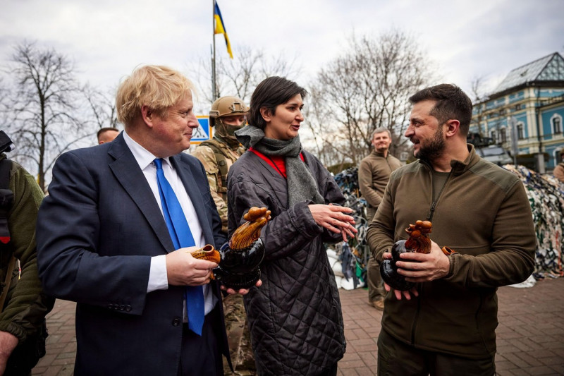 Președintele Ucrainei - Volodymyr Zelenskyy se plimbă cu prim-ministrul Regatului Unit - Boris Johnson pe străzile Kievului cu forțele de securitate.  Președintele Ucrainei, Volodimir Zelenski, sa întâlnit cu prim-ministrul Regatului Unit, Boris J