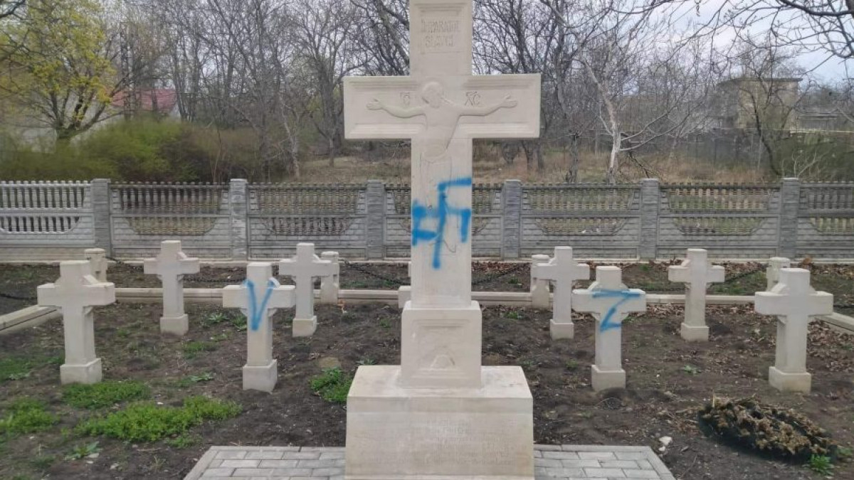 Cimitirul Eroilor români din Fălești a fost vandalizat cu însemne proruse și naziste. Ambasadorul R. Moldova: Act iresponsabil, barbar