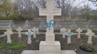 semne de zvastica si simbolul Z scrise cu vopsea albastra pe cruci din cimitirul eroilor romani de la falesti