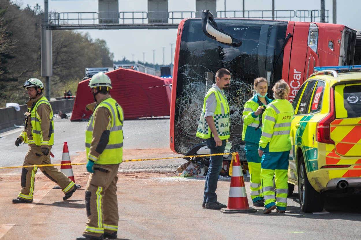 FOTO. Doi morţi şi cinci răniţi grav într-un accident de autocar, în Belgia. Șoferul, pozitiv la testul antidrog