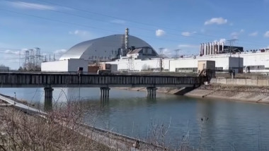 Reactorul distrus de la Cernobîl, acoperit cu protecție.