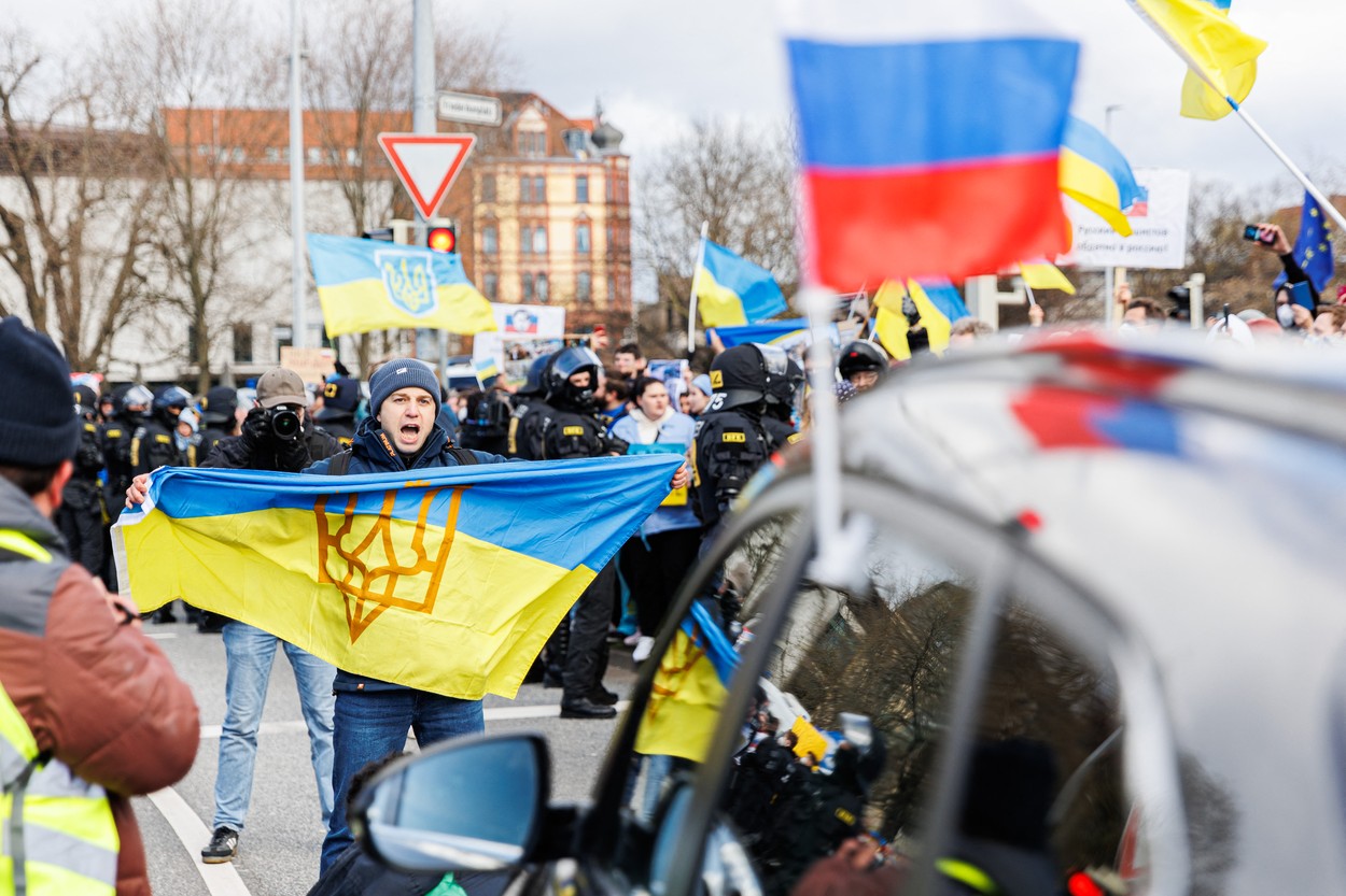 Susținătorii Rusiei au ieșit să defileze pe străzi în Germania. Manifestanții pro-Ucraina au organizat contrademonstrații