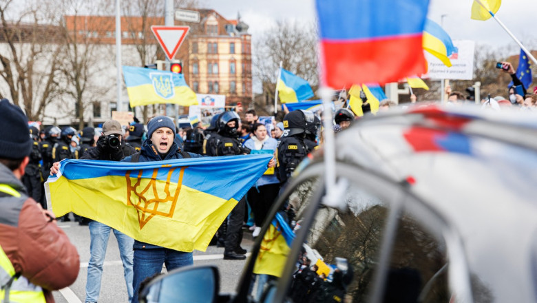 manifestanti prorusi si contramanifestanti proucraineni