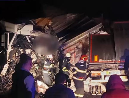 Două TIR-uri s-au ciocnit pe Valea Oltului, un om a murit, doi au fost răniți. Traficul rutier este blocat de două ore