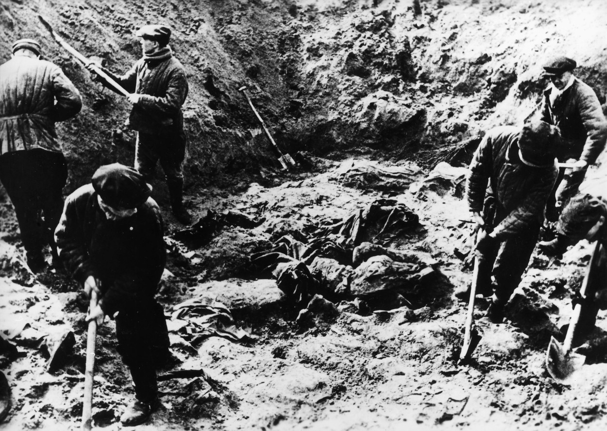 Polonia vrea să aducă în fața justiției dosarul privind masacrul de la Katyn. 22.000 de polonezi uciși de poliția lui Stalin