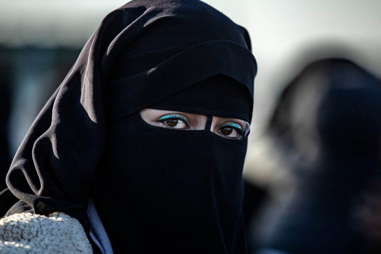 Femeile din „taberele văduvelor” din Siria se confruntă cu abuzuri grave. Raport: Sunt obligate să facă „sex pentru supraviețuire”