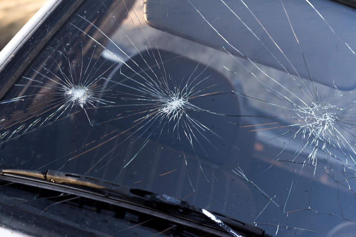 Un șofer ucrainean a accidentat un copil care traversa neregulamentar. Mașina lui a fost atacată cu pietre de oamenii din zonă