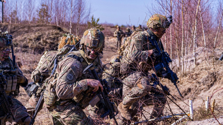 Militari NATO participă în antrenamente
