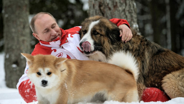 Putin se joacă cu câinii în zăpadă