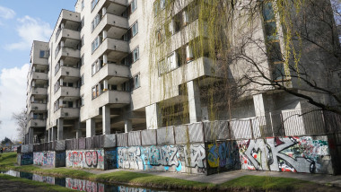Clădire dezafectată din Polonia cu gard acoperit de grafitti