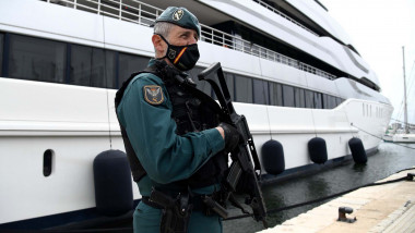 politist spaniol pazeste un iaht confiscat