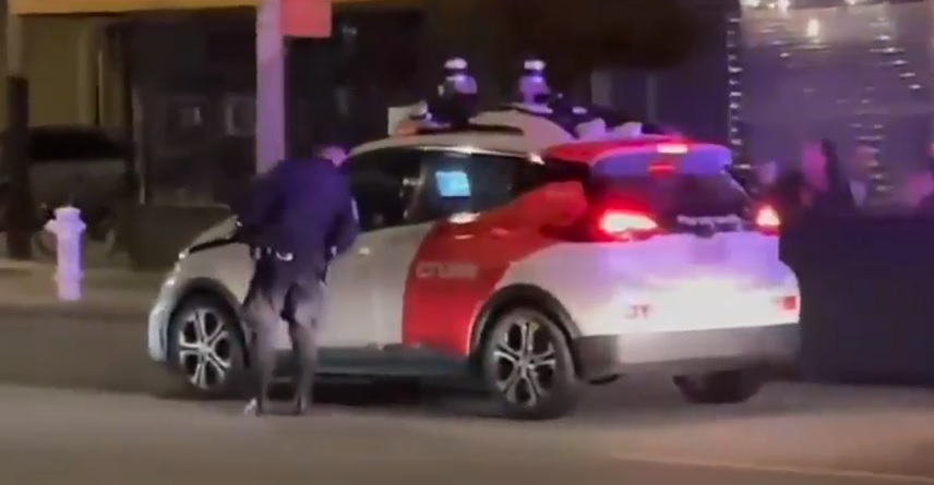 VIDEO VIRAL. Ce se întâmplă când o mașină fără șofer este oprită de poliție?