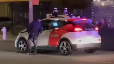 masina autonoma oprita de politie
