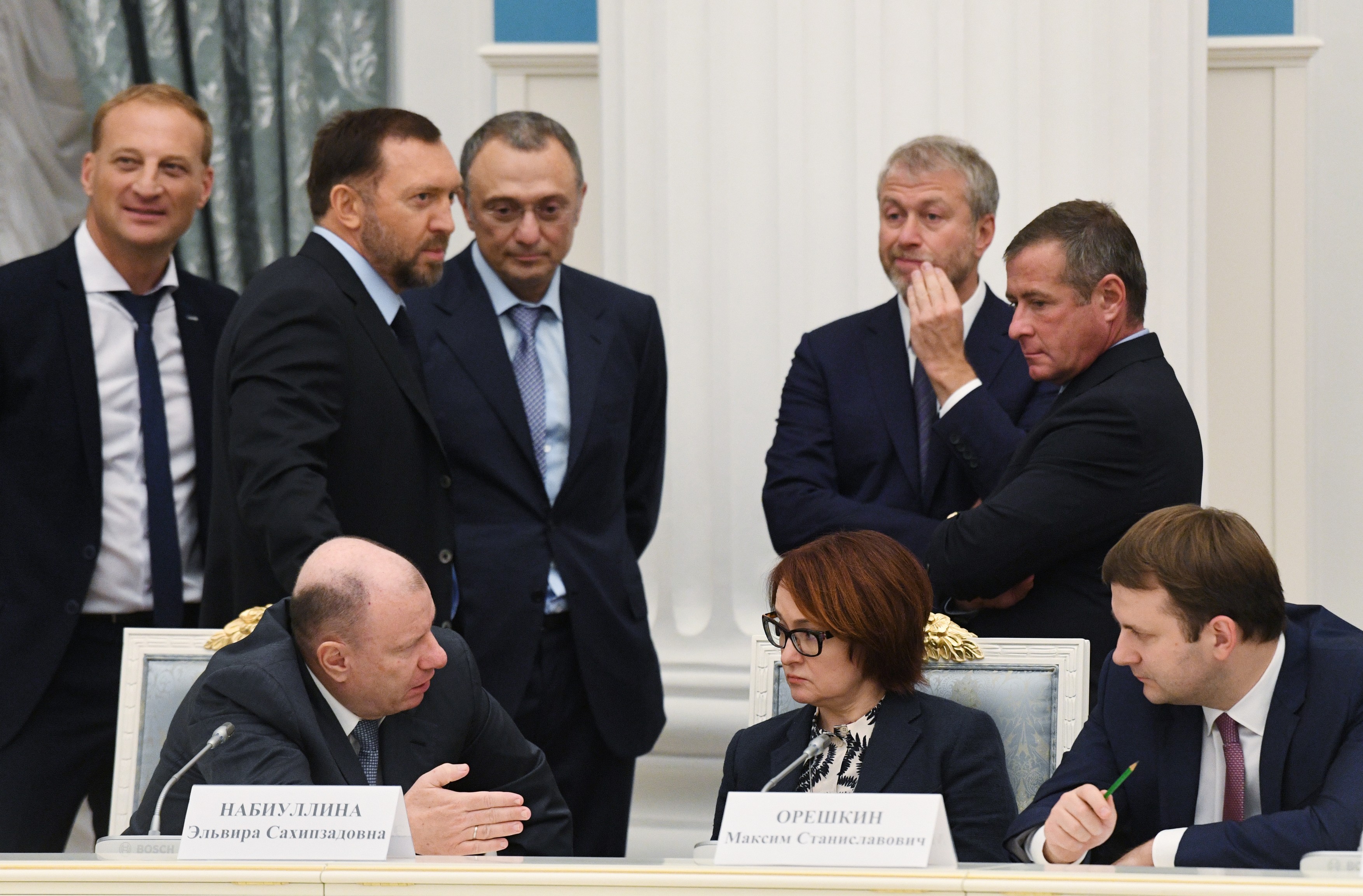 Artistul de tatuaje, contabilul elveţian şi oligarhul rus. Schemele prin care miliardarii lui Putin îşi ascund averile