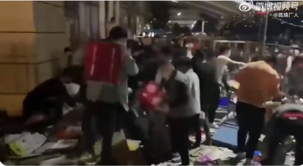 VIDEO. Scene haotice la Shanghai. Rămași fără provizii după lockdownul prelungit, oamenii au jefuit un supermarket