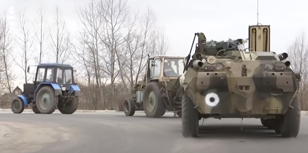 Blindatele ruse părăsite, adunate cu tractoarele de fermieri. Militarii ucraineni le repară și apoi le refolosesc: „Va fi ca nou”