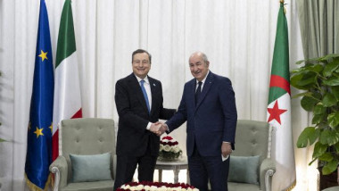 Premierul italian Mario Draghi, într-o discuţie la Alger cu preşedintele algerian Abdelmadjid Tebboune.