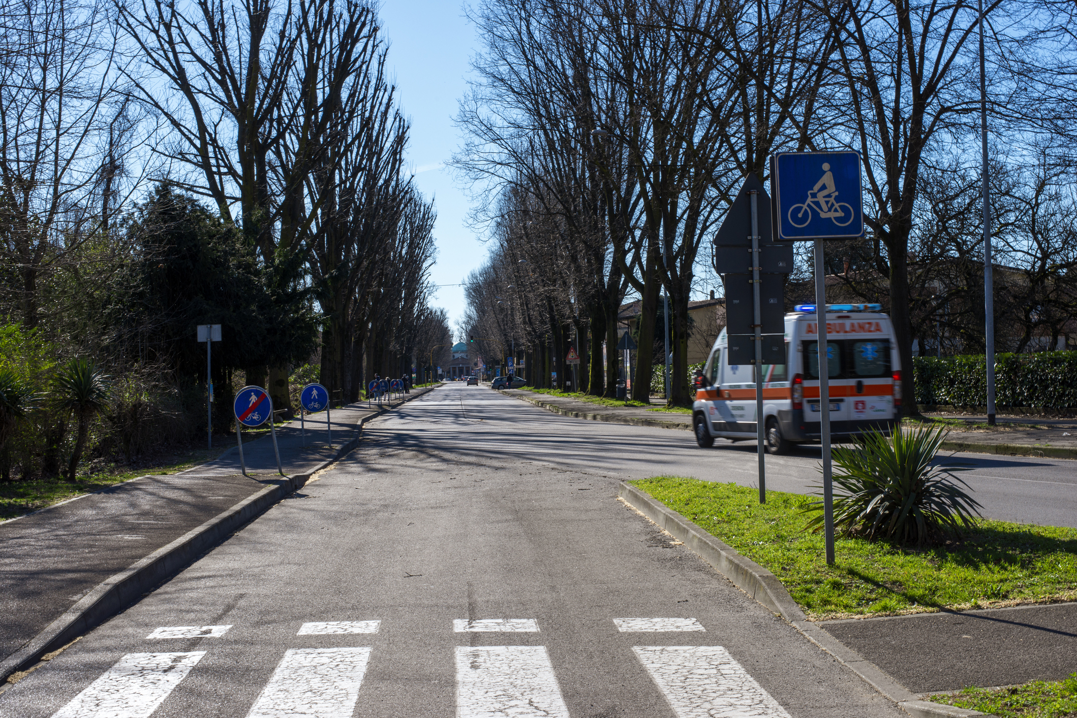 Un bătrân care a murit în ambulanță avea în buzunare peste 300.000 de euro și cheile de la mai multe mașini de lux, în Italia