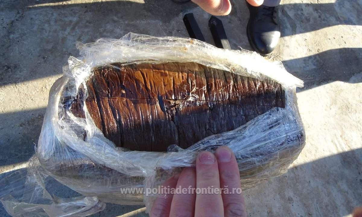 Un turc prins la graniță cu țigări de contrabandă avea în TIR și droguri de 600.000 de euro