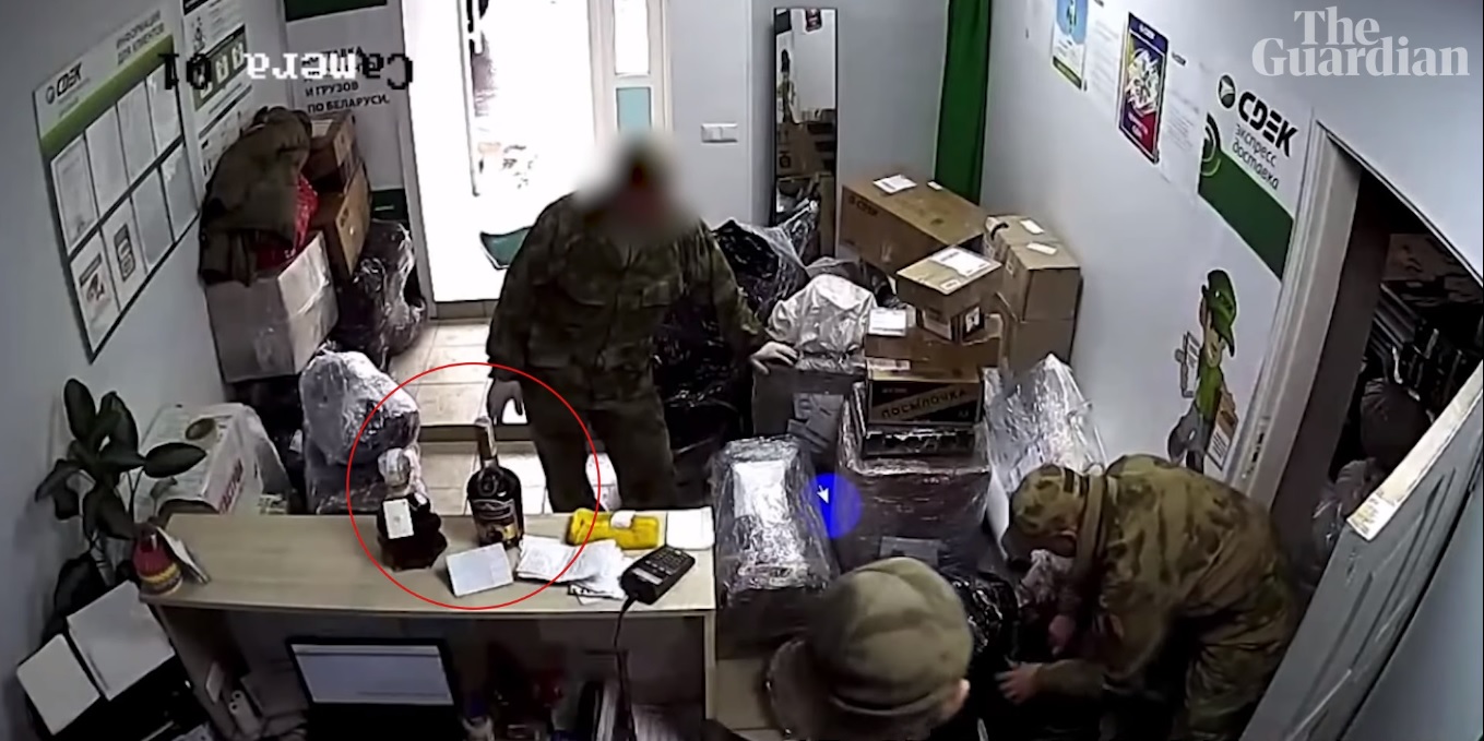 „Ne-au furat haine, bijuterii, sticle de vin și un scuter”. Ucrainenii se întorc în casele jefuite și vandalizate de ruși