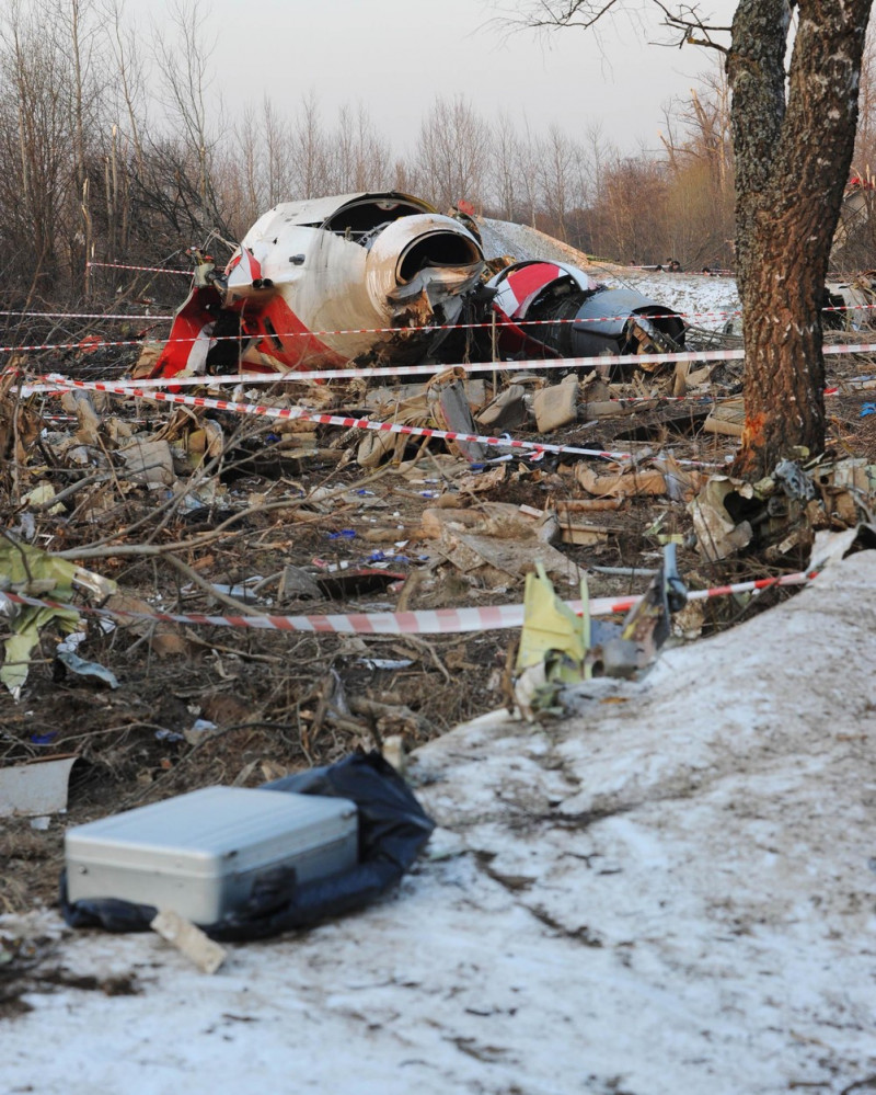 Polish president's plane crashes near Smolensk