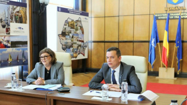 Ministrul Transporturilor, Sorin Grindeanu, alături de comisarul european pentru Transporturi, Adina Vălean, la o conferinta