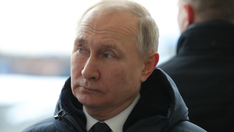 Președintele rus Vladimir Putin portret privește in dreapta