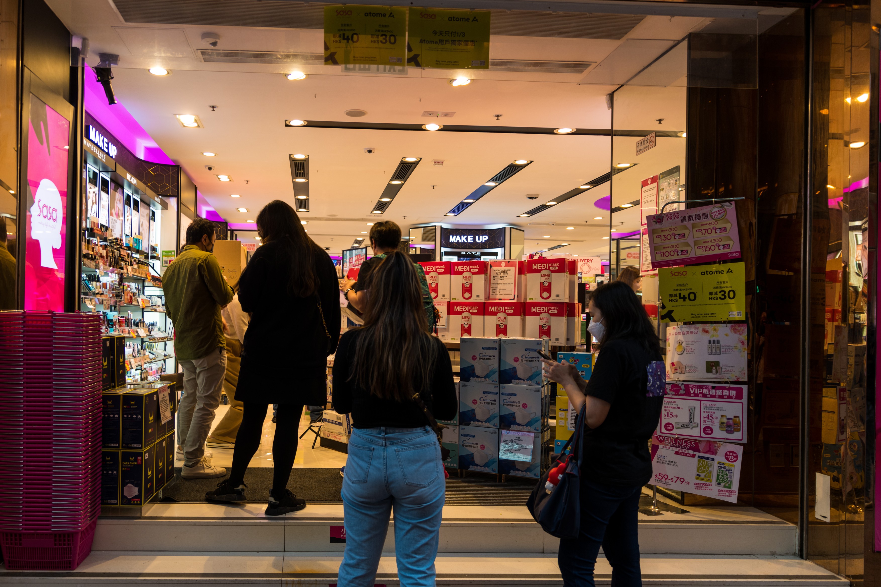 Războiul declanșat de Putin în Ucraina creează probleme industriei de parfumuri şi cosmetice