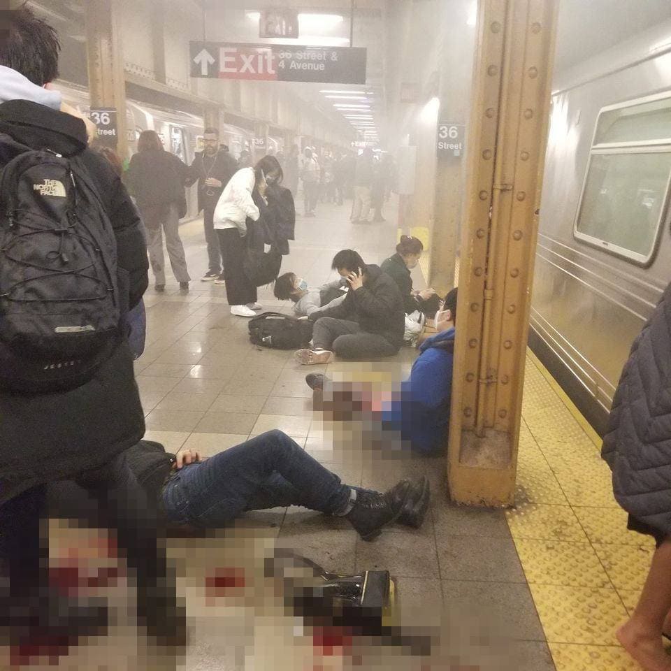 Atac armat la metroul din New York. 13 răniți, atacatorul a fugit