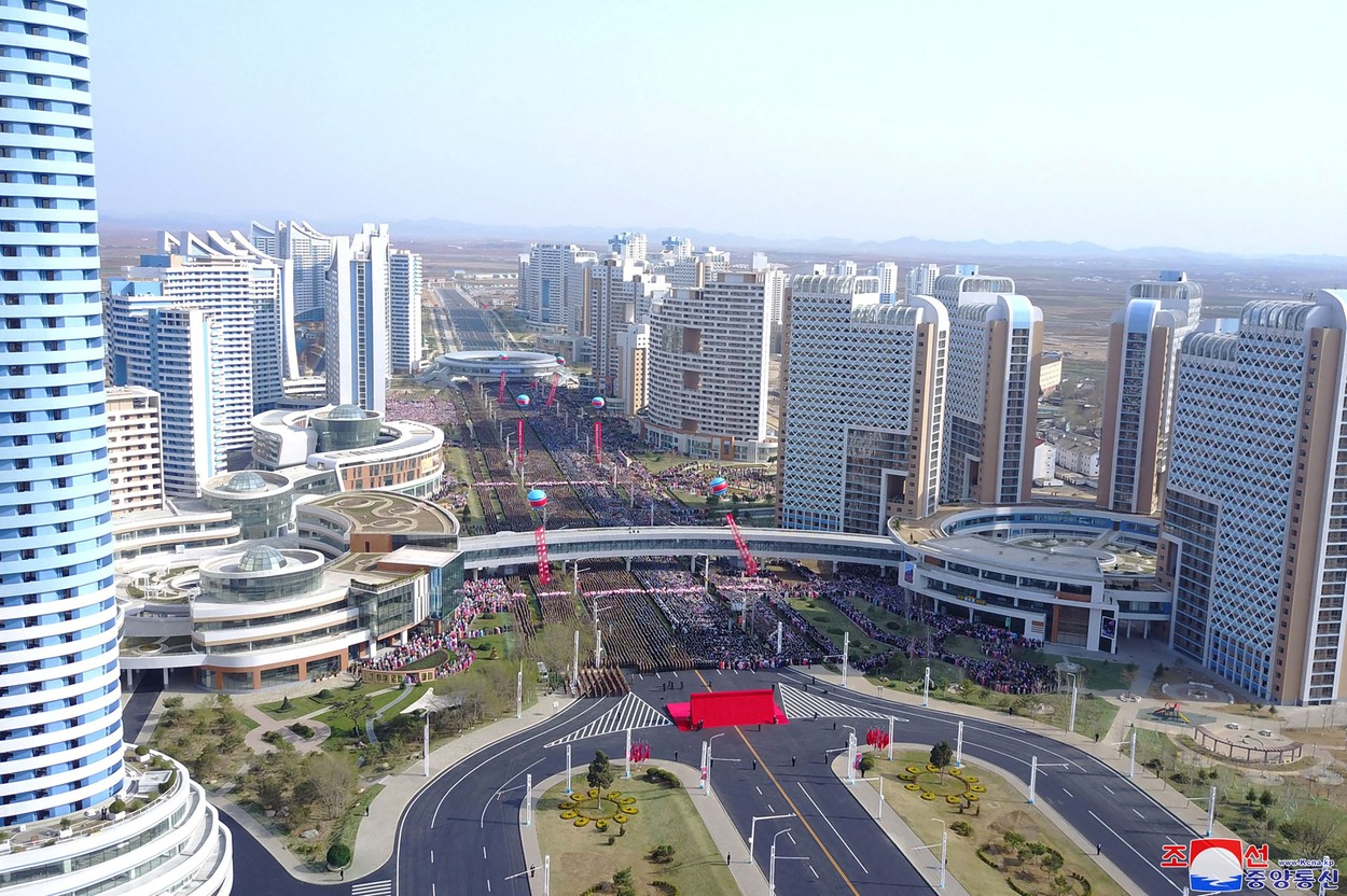 VIDEO Coreea de Nord se laudă că a construit un cartier de lux într-un an. La inaugurare a participat și Kim Jong-un
