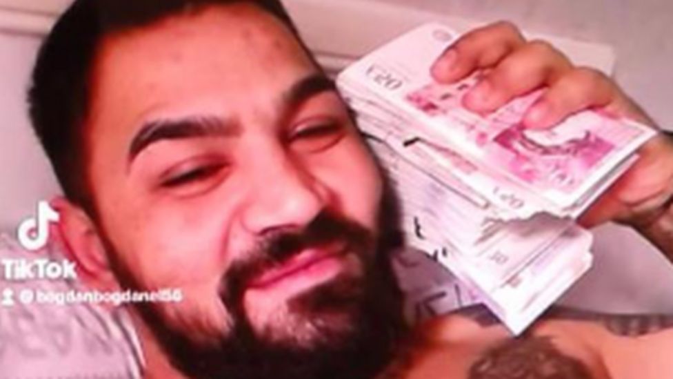 Hoț de parfumuri român prins în Anglia după ce și-a pus filmulețe cu teancuri de bani pe TikTok