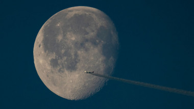 avion care trece prin dreptul lunii aprpaoe pline